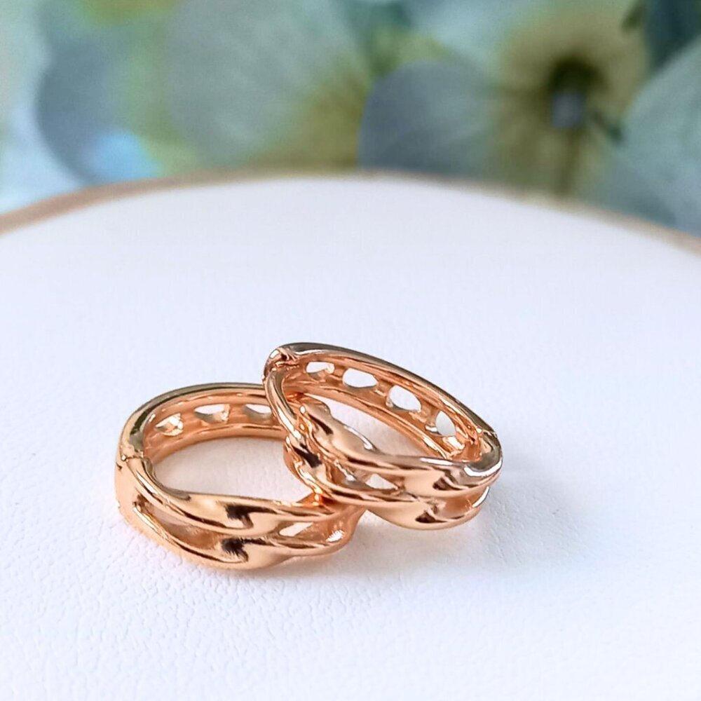 🟣✨Rose Gold Plated Twisted Hoop Earrings – Classic & Elegant - Picture 6 of 6